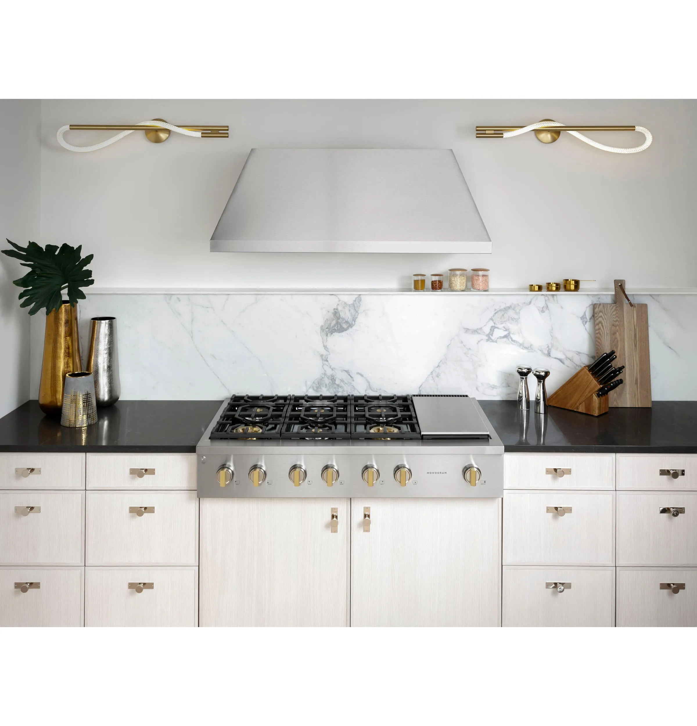 Monogram ZGU486NDTSS Monogram 48 Professional Gas Rangetop With 6 Burners And Griddle (Natural Gas)